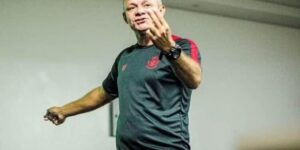 Ganhando a mídia nacional!!! Técnico do Moto Club dentro de estádio antes de partida começar