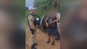 VÍDEO: motorista embriagado canta sucesso de Bruno & Marrone para policial antes de ser preso e imagens viralizam; VEJA