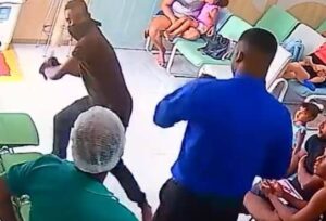 VÍDEO: homem armado com espada ataca segurança em área pediátrica de hospital; VEJA
