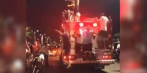 Turistas dançam funk em caminhão dos Bombeiros durante incêndio e atrapalham ocorrência; VEJA VÍDEO