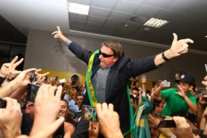 Bolsonaro acusa Flávio Dino de atrapalhar sua chegada ao Brasil…