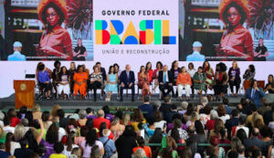Igualdade salarial: Projeto prevê que homens e mulheres ganhem os mesmos proventos e prevê multa à empresas que descumprirem