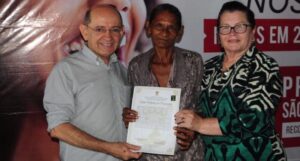 Eudes Sampaio encerra mês de ações em Ribamar com entrega de escrituras