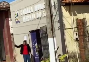 Vereador ‘Facadinha’ se revolta e arromba porta da Câmara de Marajá do Sena
