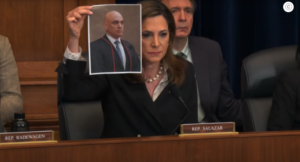Deputada dos EUA exibe foto de Moraes no Congresso e o chama de “tolo”… Assistam ao vídeo!!!