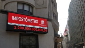 E tome imposto!!! Brasileiro já pagou R$ 2 trilhões de impostos este ano: 40 dias mais cedo que em 2023