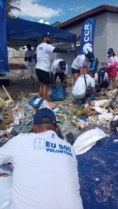 Voluntários e colaboradores do Aeroporto de São Luís coletam 85 quilos de resíduos em mutirão de limpeza na praia