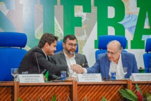 Juscelino participa da assinatura do contrato de gestão do Centro de Bionegócios da Amazônia