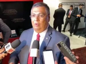 Em visita ao STF, Dino é questionado sobre vaga e brinca: ‘Deixa a vida me levar’