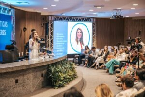 Iracema Vale profere palestra no II Fórum Estadual de Políticas Públicas para as Mulheres