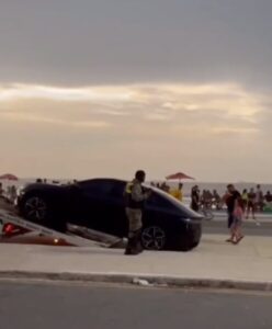 SMTT reboca carro que ficou no circuito de pré-Carnaval da Litorânea