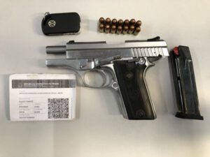 Vereador é preso tentando vender veículo roubado e com arma ilegal
