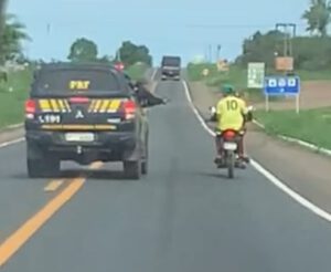 Dupla toma motocicleta de assalto em Pedreiras, mas é presa pela PRF em Peritoró
