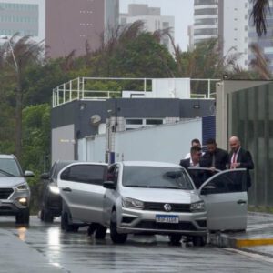 IRONIA DO DIA: Alessandro Martins conduzido em um Volks
