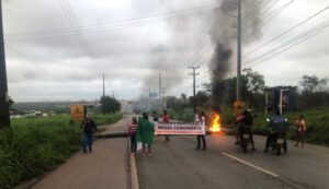 Protesto bloqueia BR-135 nos dois sentidos na Vila Maranhão, em São Luís