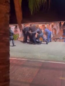 Homem agride mulher e chama garçon de “macaco”, em bar da Península