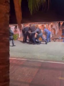 Homem é preso após chamar garçom de ‘macaco’ e agredir mulher na Península