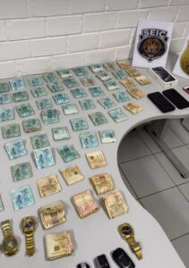 Seic apreende dinheiro, jóias e carros de luxo em ação contra rifas ilegais; investigado movimentou R$ 4 mi