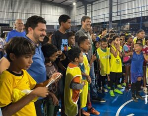 Dr. Joel acompanha entrega de quadra poliesportiva, no Residencial Amendoeiras