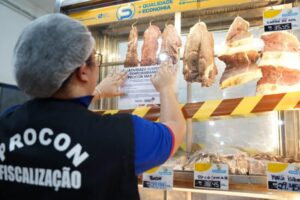 Procon interdita supermercado que tinha rato dentro de expositor de carnes, no Parque Vitória