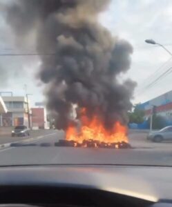 Manifestantes ateiam fogo em pneus e bloqueiam trecho da Av. São Luís Rei de França
