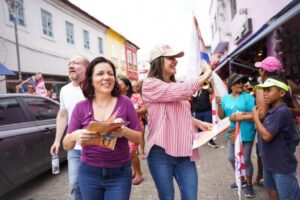 Flávia Alves faz caminhada na Rua Grande com deputado e senadora