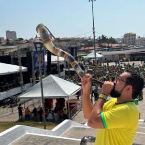 Socialista provoca bolsonaristas com berrante em ato de Bolsonaro em SLZ