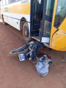 Ônibus escolar usado em carreata causa acidente com morte em Nova Iorque