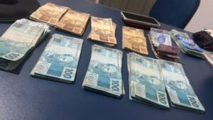 Polícia prende três com R$ 13 mil e santinhos em São Francisco do Brejão