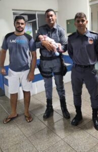 ATO HERÓICO! Recém-nascida é salva por PMs após engasgo com leite materno