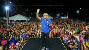 Eudes Barros reúne multidão na festa da vitória e anuncia show de Vitor Fernandes no aniversário de Raposa