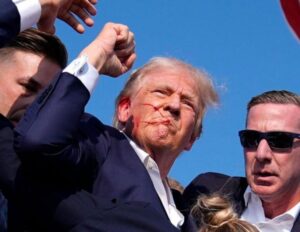 Trump é ferido após atentado a tiros em comício; atirador foi morto. Veja os vídeos