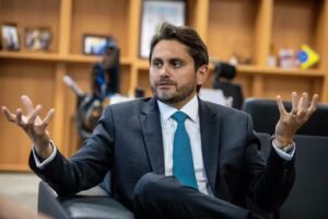 Ministro Juscelino Filho apura retorno temporário do X no Brasil e pode pedir cassação da Starlink