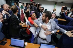 Câmara vota projeto que permite suspender deputado ‘valentão’ nesta quarta