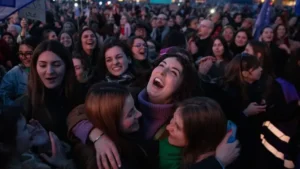 França inclui assassinato de bebês na Constituição