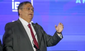 Dino vota no STF por suspensão da rede X e defende soberania nacional