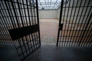 Comissão do Senado aprova projeto que mantém “saidinha” apenas para presos que estudam