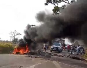 Manifestantes bloqueiam MA 014 e cobram do governo ponte que caiu há meses