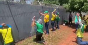 Vídeo do dia: muro dos quartéis vira muro das lamentações para bolsonaristas desolados