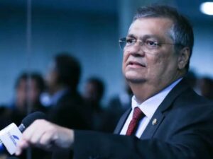 Dino suspende norma que iguala idade de aposentadoria de homens e mulheres policiais