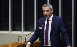 Gustavo Gayer é alvo da PF em ação contra desvio de cota parlamentar; celular é apreendido