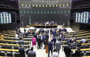 Veto de Lula a emendas acirra disputa por comissões na Câmara