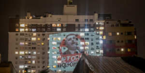 Projeções em edifícios são novidade contra Bolsonaro..