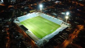 Estádio municipal com iluminação testada