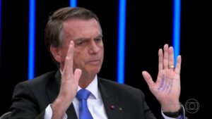 O que estava escrito na mão de Bolsonaro durante entrevista do Jornal Nacional