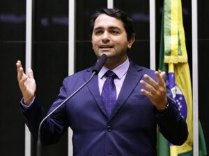 Deputado Junior Lourenço consegue liminar para ser candidato