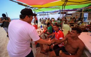 Festa dos pais, promovida por Osmar Filho, reúne centenas de pessoas na praia da Ponta D’Areia