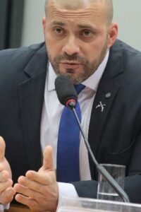Ministro do STF manda prender deputado do PSL por apologia ao AI-5