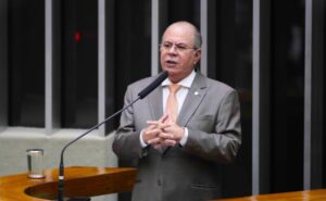 Hildo Rocha defende PEC que relaciona piso salarial da enfermagem à jornada de 30 horas