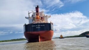 Navio com mais de 220 metros encalha no canal que dá acesso a porto no Maranhão